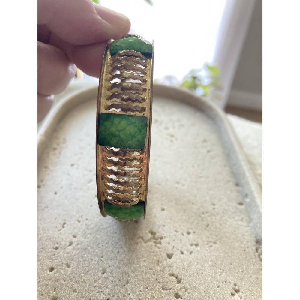 Vintage Openwork Gold Tone Bangle Bracelet Green Cabochon Faux Stone‎ Textured - Picture 6 of 7